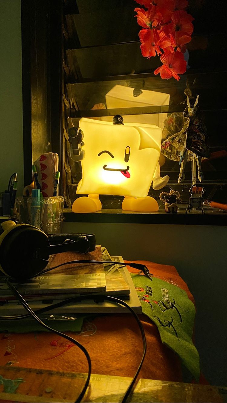 Supreme Sticky Note Molded Lamp "Yellow"